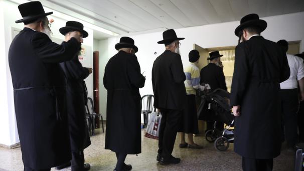 <p>Ultra-orthodoxe Juden stehen zur Stimmabgabe zur Parlamentswahl an: Auch bei der zweiten Parlamentswahl in diesem Jahr gibt es keinen klaren Sieger. Kommt jetzt die große Koalition - mit oder ohne Netanjahu? Kampflos wird Israels am längsten amtierender Ministerpräsident wohl nicht das Feld räumen.</p>