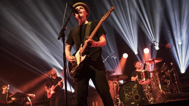 <p>Oliver Niesen ist der Frontmann von Cat Ballou. Bis 2014 arbeitete der Sänger und Gitarrist noch als Physiotherapeut in einer Praxis. Inzwischen setzen er und seine Kollegen voll auf die Musik und das machen sie ziemlich erfolgreich.</p>