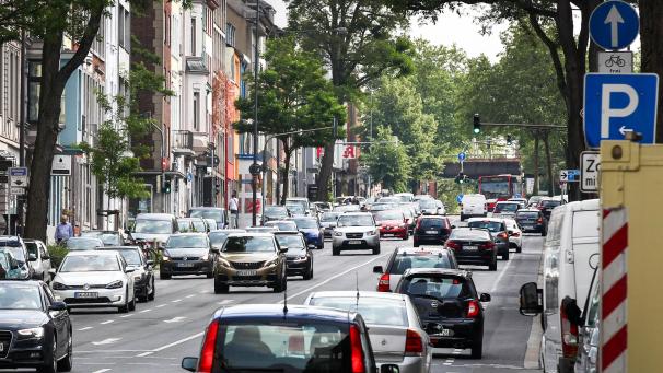 <p>Autos befahren die Wilhelmstraße. Auf dem Aachener Alleenring soll künftig Tempo 30 gelten. Ab wann genau die Regelung greift, ist allerdings noch offen.</p>