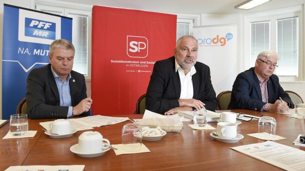 <p>Bei der Pressekonferenz der Sprecher der Mehrheitsfraktionen am Mittwochnachmittag im Parlament gab es viele Déjà-vu-Erlebnisse – von links: Gregor Freches (PFF), Freddy Cremer (ProDG) und Charles Servaty (SP).</p>
