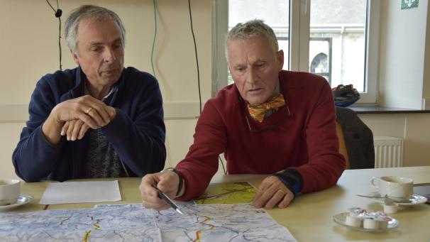 <p>Raerens Mobiltätsberater Curt Zester (l.) und Schöffe Ulrich Deller (r.) beugen sich über die Karte mit angedachten Radpisten.</p>
