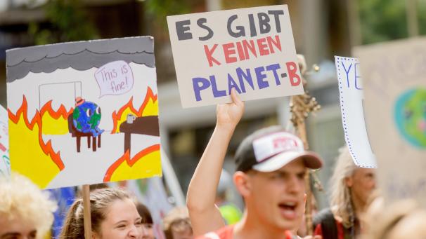 <p>Es waren mehr Demsonstranten als erwartet auf der Straße.</p>