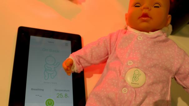 <p>Eine Babypuppe liegt mit dem Sensor „Sense-U Baby“, einem Produkt zur Atmungsüberwachung, auf dem Bauch neben einem Tablet Computer. Die Messe Kind &amp; Jugend in Köln dauert noch bis Sonntag.</p>