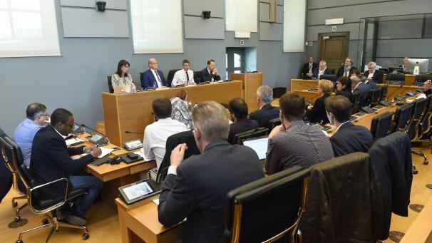 <p>Im wallonischen Parlament hat sich die Kommission für lokale Behörden mit dem Vorgehen bei Nethys befasst.</p>