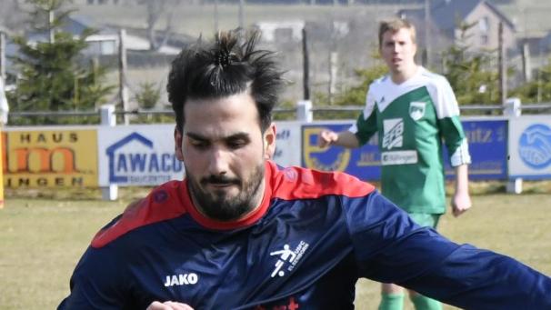 <p>Tayfur Demirkazan (hier noch im Elsenborner Trikot, r.) trifft auf seine Ex-Kollegen.</p>