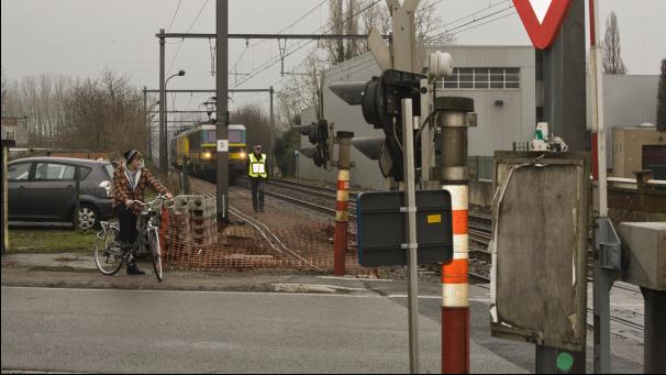 <p>Schnell noch über den Bahnübergang trotz geschlossener Schranken, das ist gefährlich und kann sehr teuer werden.</p>