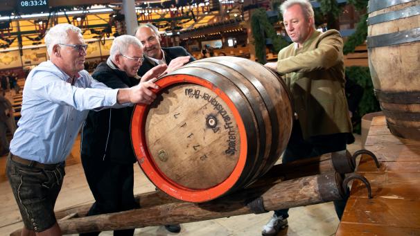 <p>Mitarbeiter bringen das Bierfass, welches um 12 Uhr vom Oberbürgermeister der Stadt München zur Eröffnung angestochen wird.</p>