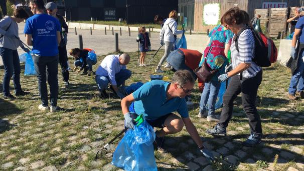 <p>Auch entlang der Schelde in Antwerpen waren freiwillige Helfer mit dem Einsammeln von Müll beschäftigt.</p>