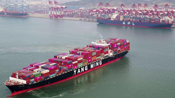 <p>Ein Containerschiff verlässt die Werft in Qingdao in der ostchinesischen Provinz Shandong.</p>
