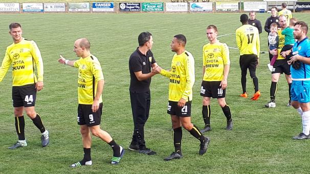 <p>Trainer Jonathan Negrin bedankt sich bei seinen Mannen für den dritten Sieg im fünften Spiel.</p>