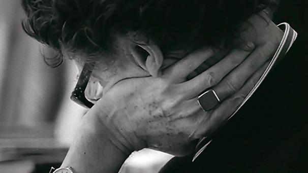 <p>Die Filmszene des Dokumentationsfilms zeigt den französischen Modeschöpfer Yves Saint Laurent. Der Streifen aus dem Jahre 2007 kommt erst jetzt in die Kinos und zeichnet ein ungeschöntes Bild von dem Designer und seinem Partner Pierre Bergé.</p>