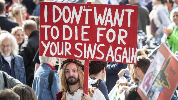<p>„Ich möchte nicht schon wieder für Eure Sünden sterben“ steht auf dem Schild eines Demonstranten, der sich als Jesus verkleidet Ende September in Frankfurt an einer Kundgebung beteiligte.</p>