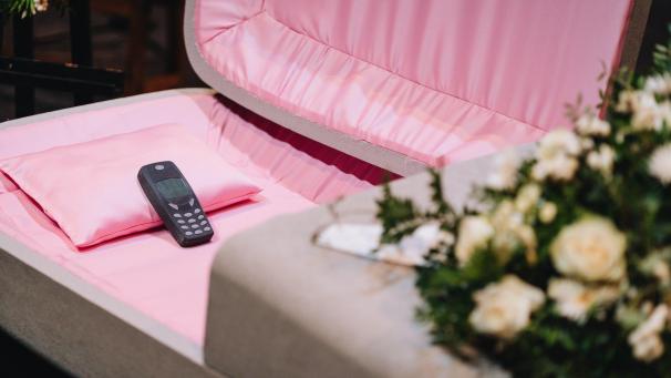 <p>Am Sonntag haben in Brüssel rund 80 Menschen ihr altes Handy zuliebe der Umwelt bestattet.</p>