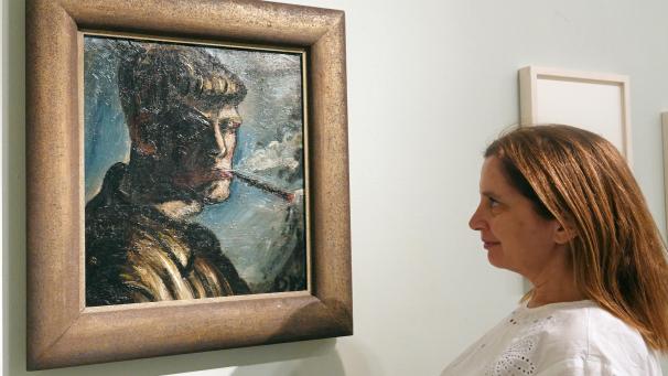 <p>Eine Besucherin betrachtet eine Selbstbildung von Otto Dix, die ein Teil der Gurlitt-Ausstellung ist. Mehr als 80 Werke aus dem Erbe des deutschen Kunsthändlers Hildebrand Gurlitt sind von Dienstag an im Jerusalemer Israel-Museum zu sehen.</p>
