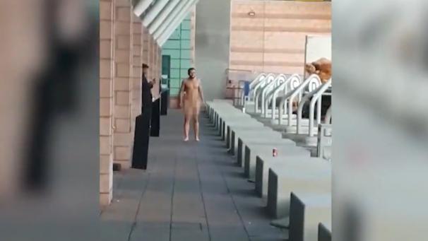<p>Der Mann lief nackt im Flughafen herum.</p>