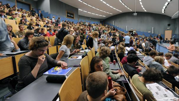 <p>Um zu einem Universitätsstudium zugelassen zu werden, schlägt der Rektor der Uni Löwen die Einführung von Eignungsprüfungen vor.</p>