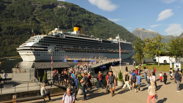 <p>Passagiere verlassen das Kreuzfahrtschiff Costa Favolosa im Geirangerfjord. Seit einem halben Jahr gelten in fünf norwegischen Fjorden für Kreuzfahrtschiffe besonders strenge Umweltauflagen, die die Luftverschmutzung begrenzen sollen.</p>