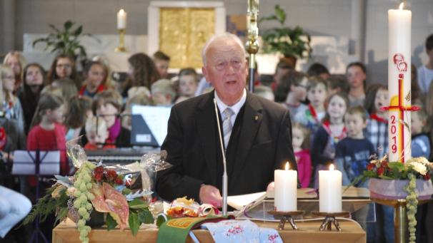 <p>Hermann Pint verabschiedete sich mit einigen Worten in Richtung Ruhestand bzw. Hilfspriesterschaft.</p>