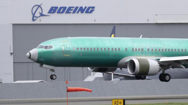 <p>Eine Boeing 737 MAX 8 landet im April 2019 nach einem Testflug auf dem Boeing Field in Seattle.</p>