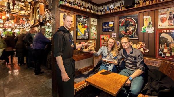 <p>Wer im „Dulle Griet“ in Gent das Hausbier trinken will, muss seinen Schuh als Pfand abgeben.</p>