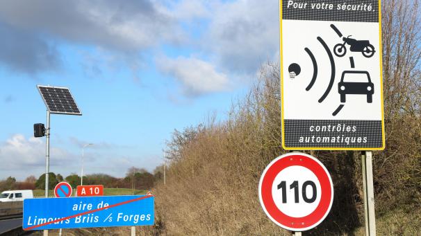 <p>Auf französischen Autobahnen gibt es immer mehr festinstallierte „Blitzen“.</p>