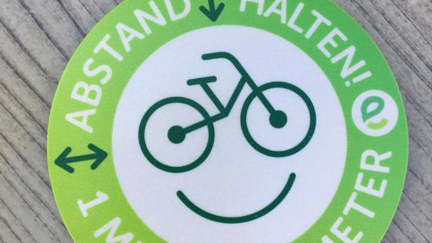 <p>Mit diesem Aufkleber erinnert Ecolo daran, dass motorisierte Verkehrsteilnehmer verpflichtet sind, beim Überholen mindestens einen Meter Abstand zum Fahrradfahrer zu halten.</p>