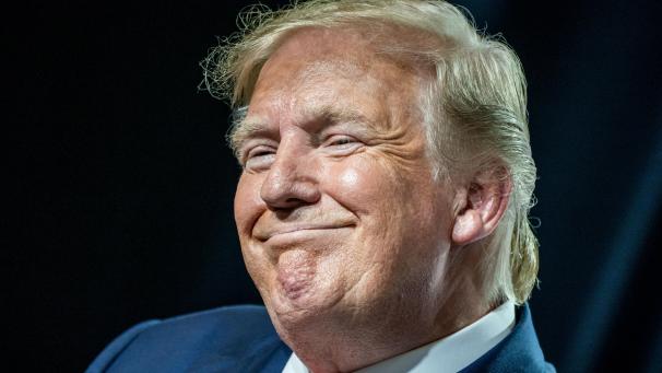 <p>Trump wies die gegen ihn erhobenen Vorwürfe zurück und sprach von einer „lächerlichen Hexenjagd“.</p>