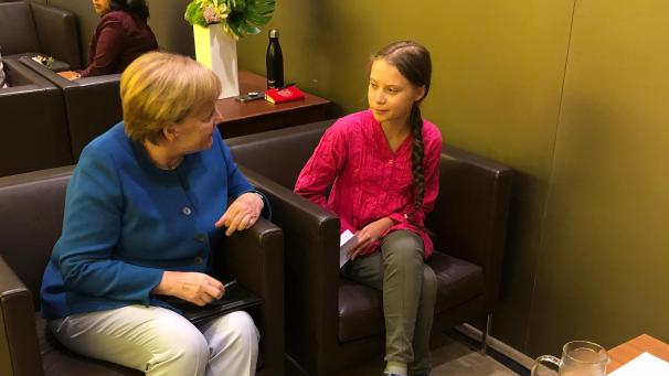 <p>Angela Merkel redet mit Klimaaktivistin Greta Thunberg.</p>