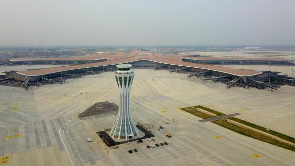 <p>Nach nur vier Jahren Bauzeit ist in Peking der neue internationale Flughafen in Betrieb genommen worden.</p>