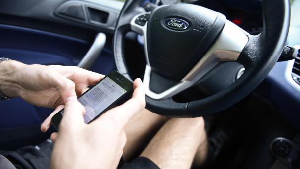 <p>Immer weniger Menschen benutzen ihr Handy beim Autofahren.</p>