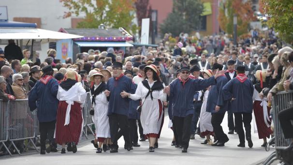 <p>Detailverliebte Kostüme: Die Fußgruppen sorgen im Erntedankumzug für gute Stimmung.</p>