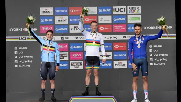 <p>Das Podium des Weltmeisterschaftsrennens im Zeitfahren: Sieger Rohan Dennis (Mitte), Remco Evenepoel (links) und Filippo Ganna.</p>