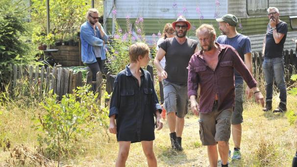 <p>Im Sommer 2018 hat die Crew um Benoît Poelvoorde (r.) in Küchelscheid gedreht.</p>