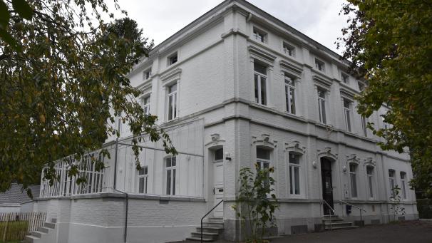 <p>Das Gebäude diente bis 1976 als Gemeindehaus, heute ist es die Heimstätte von Ketteniser Vereinen, die sich nun über die Instandsetzung des Wintergartens an der linken Flankenseite freuen dürfen.</p>
