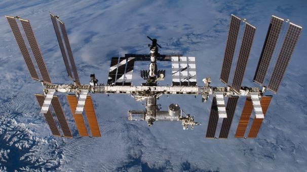 <p>Diese Aufnahme zeigt die Internationale Raumstation (ISS) in der Erdumlaufbahn.</p>