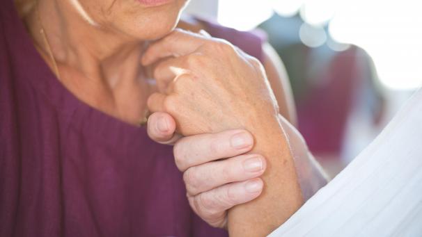 <p>Demenzkranke reagieren aufgrund ihrer inneren Zerrissen- und Verlorenheit oftmals aggressiv. Ein fester Griff kann helfen, die Patienten zu „erden“.</p>