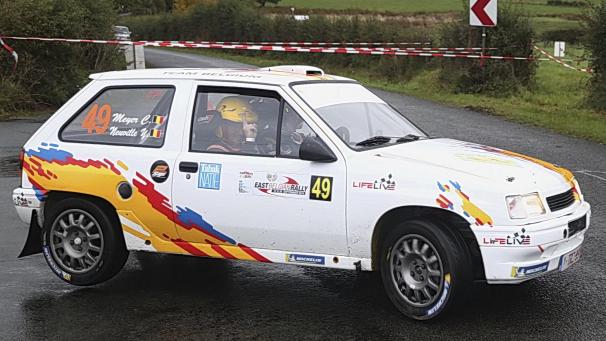 <p>Thierry Neuville wuchtet seinen kleinen Opel Corsa Kitcar durch die Haarnadelkurve.</p>