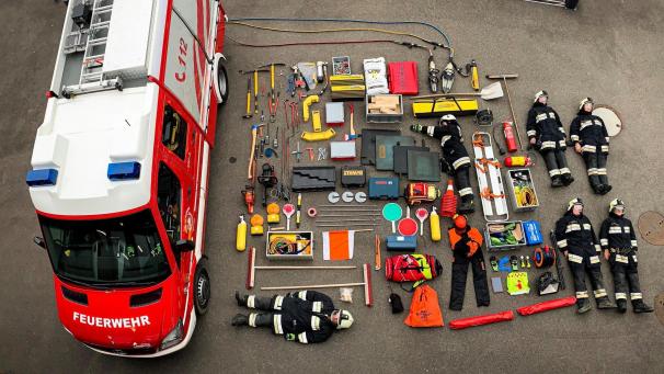 <p>Rund um die Welt posieren Feuerwehrleute und Polizeibeamte wie Actionpuppen neben ihren Fahrzeugen und sauber aufgereihtem Zubehör. Hier sind Rettungskräfte des Landesverbandes der Freiwilligen Feuerwehren Südtirols zu sehen.</p>
