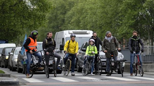 <p>Wenn die kalte Jahreszeit vor der Tür steht, scheuen sich viele Radfahrer vor dem Fahrradfahren im Winter. Dabei kann das Fahrrad schnell, einfach und ohne großen finanziellen Aufwand winterfest gemacht werden.</p>
