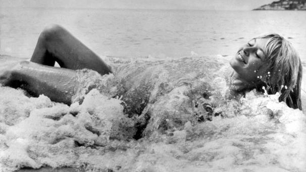 <p>1964, Brasilien: Brigitte Bardot liegt während eines Badeurlaubs in der Brandung in der Bucht von Buzios.</p>