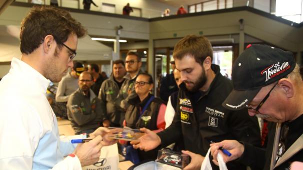 <p>Thierry Neuville traf die Fans am Freitagabend im Triangel in St.Vith.</p>