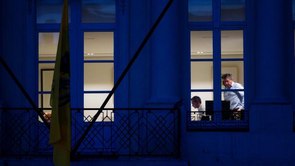 <p>Nächtliche Koalitionsverhandlungen am Regierungssitz. Im Fenster rechts zu erkennen ist der Regierungsbildner und designierte Ministerpräsident, Jan Jambon.</p>