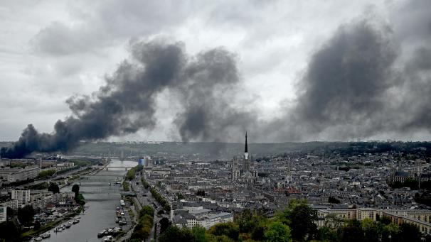 <p>Rauchwolken vom Brand über der Stadt.</p>