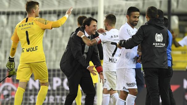 <p>Trainer Benat San José bedankt sich bei Danijel Milicevic</p>