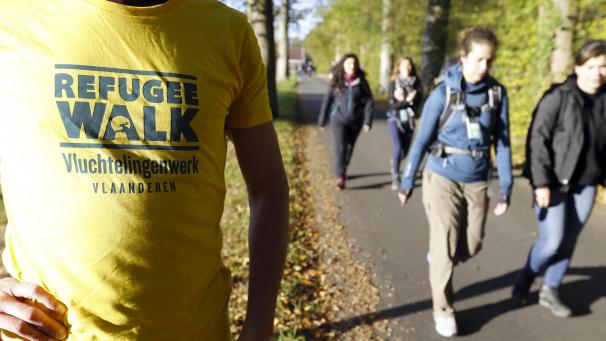 <p>Menschen sind unterwegs, um Flüchtlingen zu helfen.</p>
