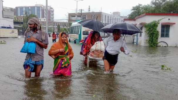<p>Verletzte auf dem Weg ins Krankenhaus in Patna, Indien.</p>