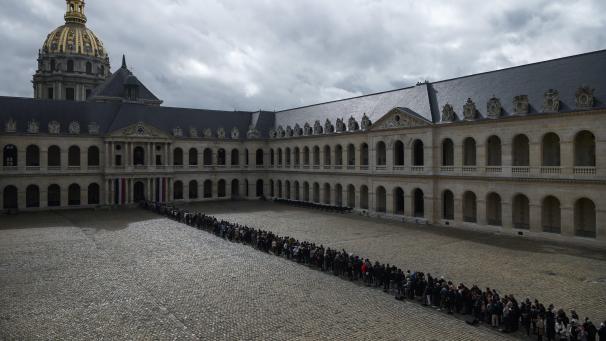 <p>Vor der Pariser Kathedrale Saint-Louis-des-Invalides bildete sich am Mittag bei Regenwetter eine lange Schlange.</p>