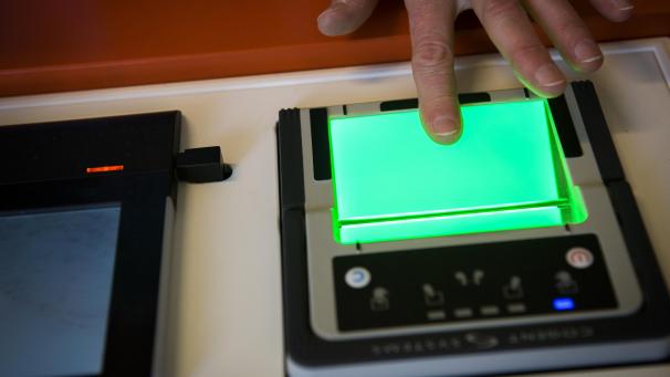 <p>Die Fingerabdrücke werden bei der Ausstellung eines neuen Personalausweises registriert.</p>