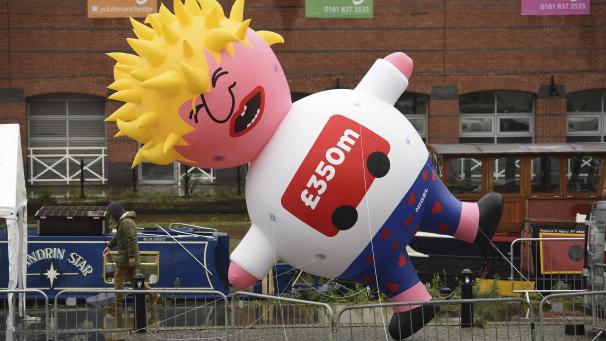<p>Eine aufblasbare Figur, die Johnson abbilden soll,während eines Protests in Manchester.</p>