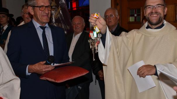 <p>Albert Brodel mit dem Schlüssel zur Kirche</p>
